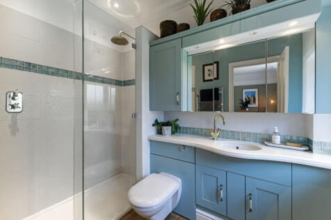 Principal bedroom bathroom