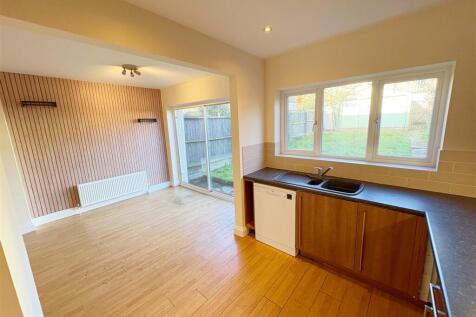 Kitchen onto dining area.jpg