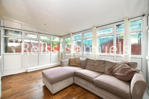 Students welcome 4 double bedroom 3 bathroom Maisonette situated near Battersea park, 5 minutes walk to Battersea Northern Line. A brilliant opportunity to rent this 4 double bedroom maisonette. Offer