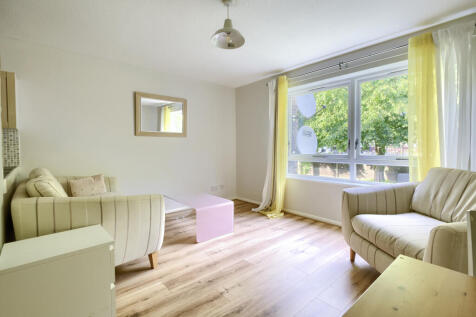 Bright one-bedroom apartment in sought-after Walthamstow Village. Features a spacious double bedroom, separate fitted kitchen, modern bathroom and a light-filled living room overlooking communal garde