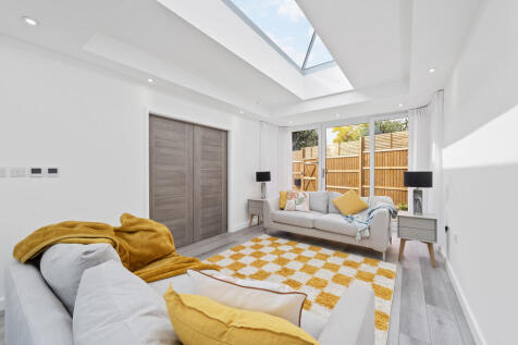 SHORT LET - ALL BILLS INCLUDED. This stunning 2-bedroom house is a showcase of contemporary design and comfort. The reception room is bathed in natural light, thanks to its striking skylight and expan