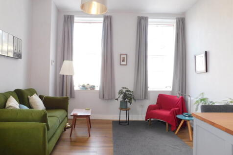 Extremely well presented and recently upgraded 2 double bedroom apartment in prime Stockbridge locale. Close to all amenities, City Centre and major transport links. Finished and furnished to the high