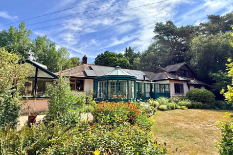 4 bedroom detached chalet home
