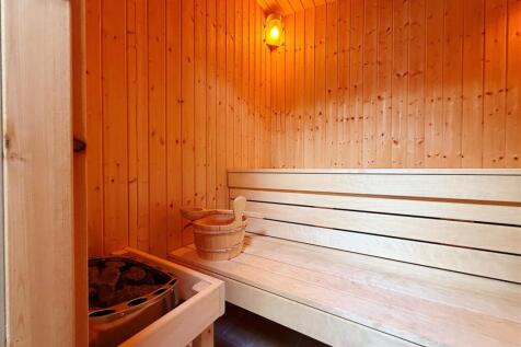 OUTDOOR SAUNA & SHOWER ROOM