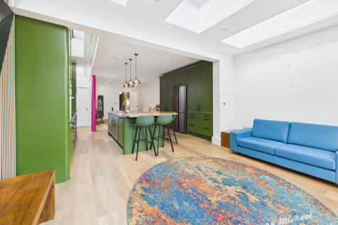 CAM03852G0-PR0425-STILL009