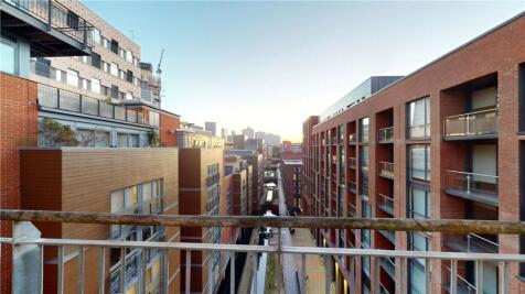 Spacious 3-bed, 3-bath top floor apartment with canal views, modern furnishings, secure entry, and excellent city centre location in the Jewellery Quarter. Deposit replacement options available.