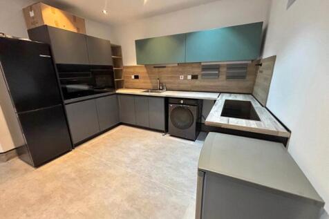 4 bed house to rent on Lea Bridge Road, London E1
