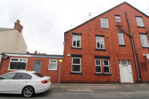 KAREN PARKS SALES & LETTINGS, ELBOW LANE, FORMBY are pleased to bring to market this two bedroom flat in a popular location in Crosby located on the corner of Bridge Road and Riverslea Road. The prope