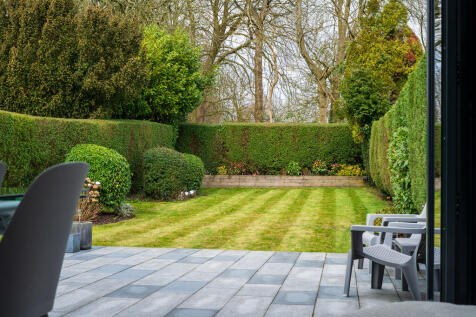 4 bed, 2 bath Detached in Sheffield - Photo 3