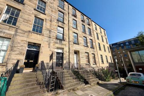 Charming and spacious, fully furnished, lower basement, 1 bed flat situated in a prime location to the east of Edinburgh's New Town.