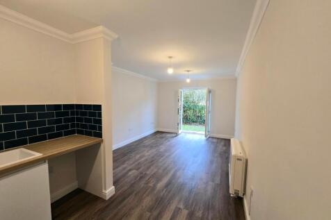 OPEN PLAN KITCHEN/LOUNGE