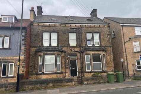 Offering low maintenance living in the heart of Otley, this 1st Floor single occupancy bedsit, features a living area with fitted kitchen area. With it's own shower room and shared W/C. It also includ