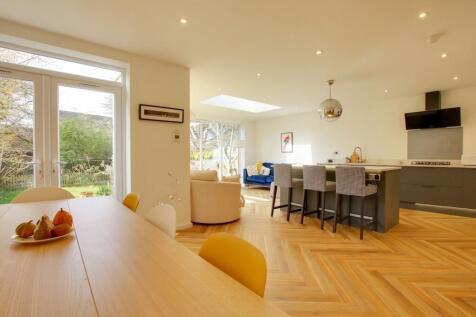 Open-Plan Kitchen / Dining Living Area