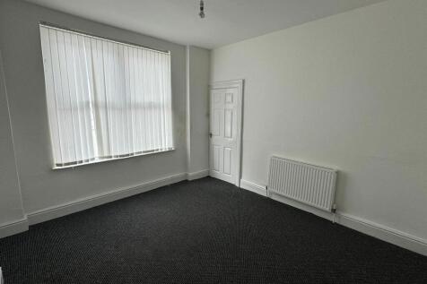 Located on Mandeville Street in the popular L4 area of Liverpool, this well-positioned three-bedroom end-terrace home offers comfortable accommodation in a convenient residential setting. Ideally suit