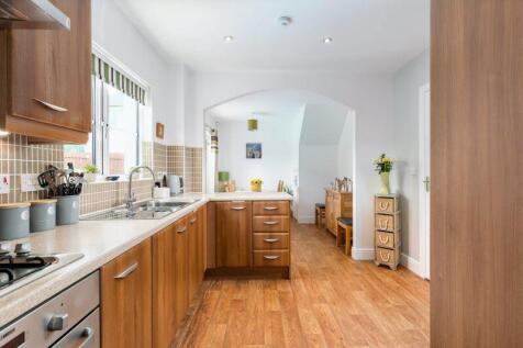 4 bed, 2 bath Detached in Leeds - Photo 5