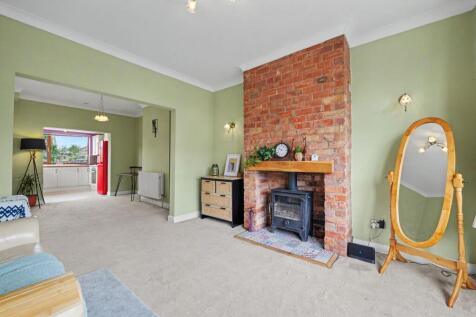 SPACIOUS OPEN PLAN LOUNGE AND DINING ROOM