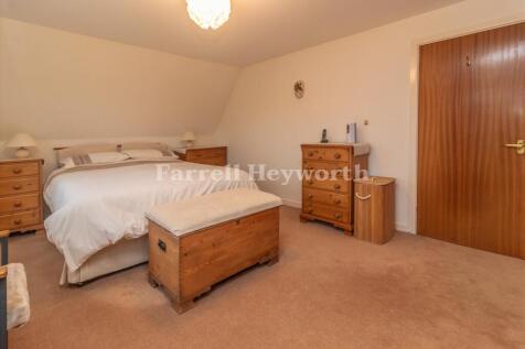 Bedroom 1 image 3