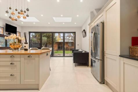4 bed, 3 bath Semi-Detached in london - Photo 16