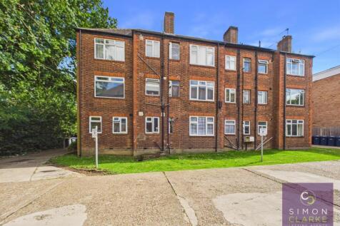 A well-presented one-bedroom ground floor apartment, recently redecorated throughout and situated in a quiet residential turning close to North Finchley High Road. The property offers a spacious recep