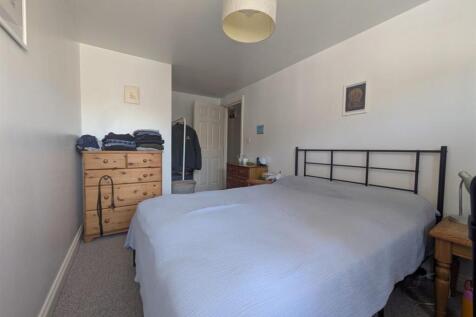 Bright and tidy double bedroom with ample stora...