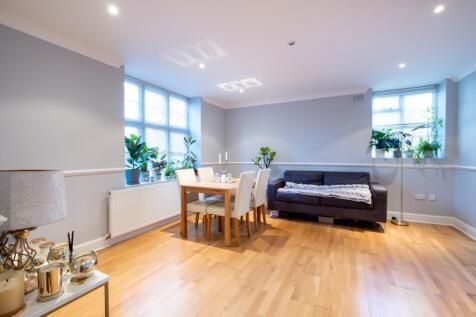 Stunning one-bedroom apartment with access to a communal garden and gym, conveniently located near public transport.