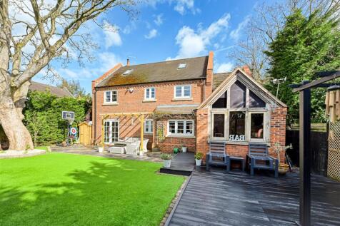 7 Admiral Rodney Gardens-7.jpg