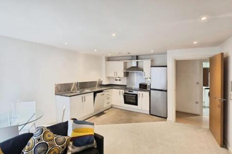 Immaculately presented and recently refurbished, this one-bedroom open-plan apartment to let in The Citadel offers contemporary living in a secure central Manchester development, with excellent transp