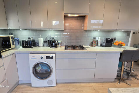 4 Double Bedroom semi-detached house for sale on