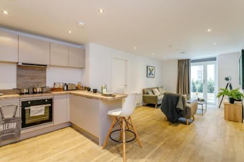Modern two bedroom apartment with two bathrooms located in Birmingham City Centre available now! Just a short 10 minute walk from the Bullring and New Street Station and only a 5 minute walk from both