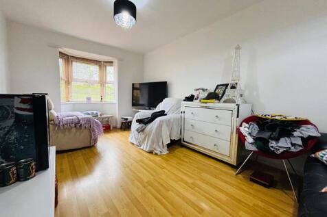 Living / Dining Room: