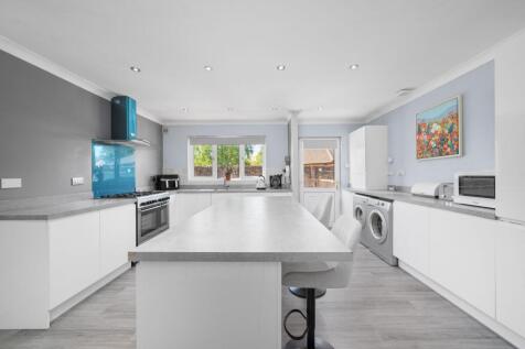 Kitchen / Dining Area