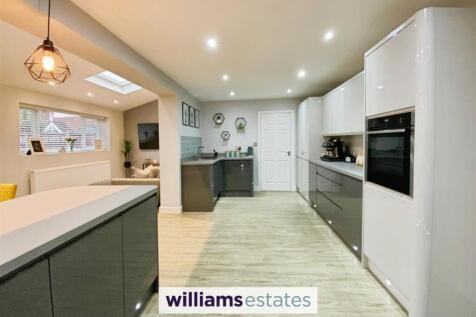 ample kitchen cupboards