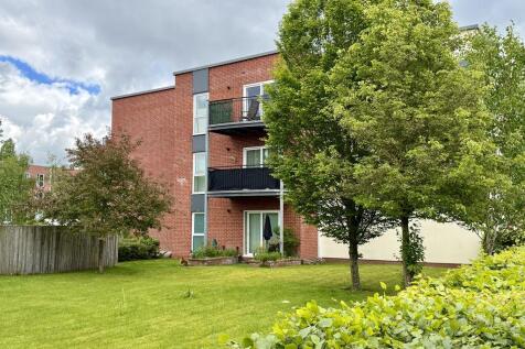 This outstanding ground floor apartment has direct access into the gardens and is very well presented throughout. The situation is close to Manchester Airport, Heald Green train station and many other