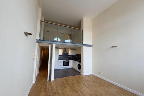 Martin & Co are delighted to present this charming duplex apartment, ideally located in the highly sought-after L18 area.
Set within a beautifully converted building, this spacious apartment is arrang