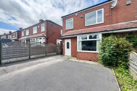 **Zero Deposit Available**
AVAILABLE NOW - ZERO DEPOSIT OPTION - LARGE DRIVEWAY - LARGE GARDEN - TWO DOUBLE ROOMS - SINGLE ROOM - CLOSE TO M62 - CLOSE TO CITY - CLOSE TO ELLAND ROAD STADIUM