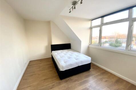 **ZERO DEPOSIT OPTION AVAILABLE** A well-presented double room available to rent in a shared house ain Sutton. Offering comfortable living in a convenient location, this is an ideal option for a singl