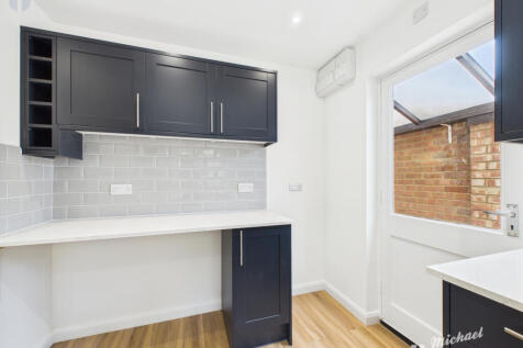 CAM03218G0-PR0738-STILL013