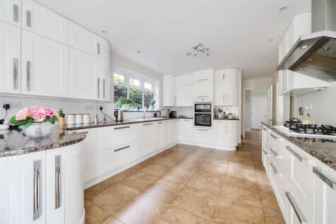 Kitchen/Breakfast Room: