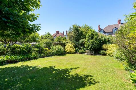 8 bed, 2 bath Semi-Detached in Bristol - Photo 3