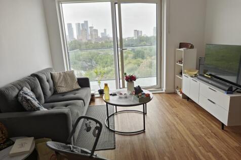 Furnished 2-bed, 2-bath apartment at Manchester Waters, M16. Open-plan living, floor-to-ceiling windows, gym, cinema room, pet friendly. Near Metrolink. Available from September 2026.