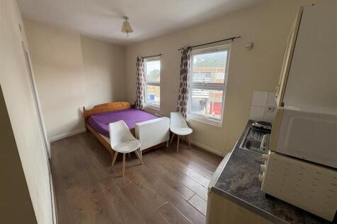 ABC Estates are delighted to present this well-positioned first-floor studio apartment on Bell Lane, ideally located in the heart of Brent Street. This furnished self-contained studio offers comfortab