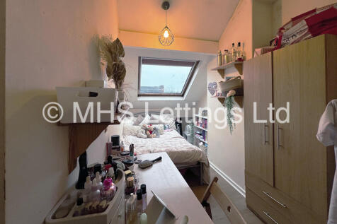 ** £400pcm (inc Gas, Elec, Water & Wi-Fi Broadband) ** Available Now ** Student only **