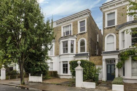 Arranged over the first floor of one of these elegant, quietly positioned Boscombe Road semi detached houses. With a split-level layout, the flat has plenty of light with large sash windows - it also