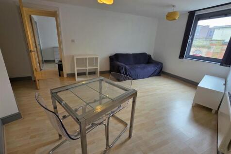 Available from 17th August - Lets Live are pleased to offer this well presented one bedroom apartment, located in the Purple Apartments at Broadway Plaza, Birmingham City Centre. The apartment briefly
