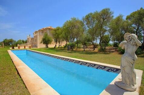 Overlooking the swimming pool towards the mansion