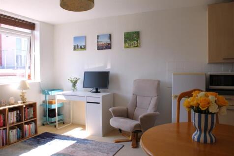 Lounge 3.JPG