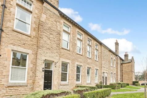 A GROUND floor UNFURNISHED TWO bed apartment with STYLE.The dwelling has an envious pedestrian facing position with DOUBLE GLAZING and ELECTRIC HEATING.The property has an OPEN plan living room and ki
