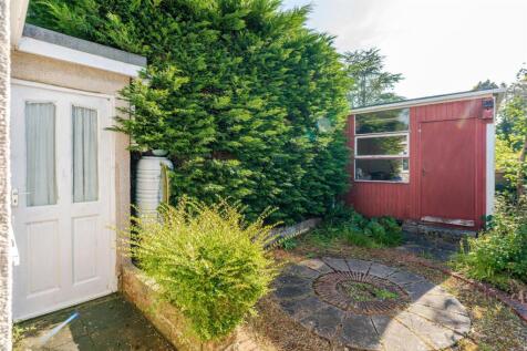 21 - patio & garden room.jpg