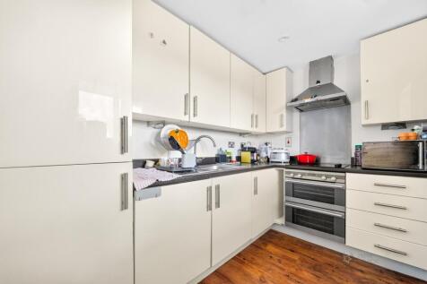 Occupying the upper floors of this fantastic modern development is this superb apartment. Offering light and spacious accommodation this property comprises of a large double bedroom with built in stor