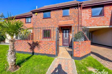 8 The Courtyard fron